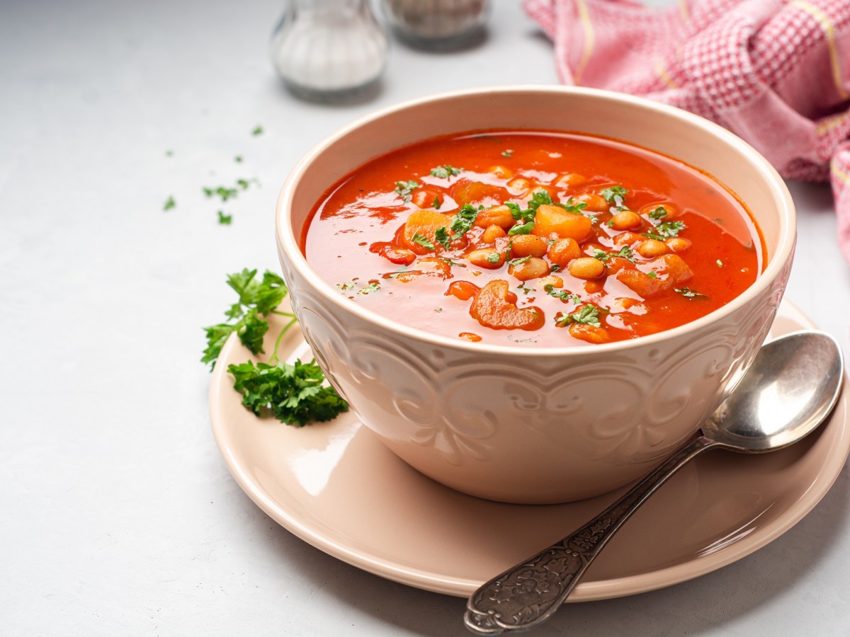 Eine Schüssel Fasolada, eine griechische Bohensuppe mit Tomaten, Sellerie und Möhren.