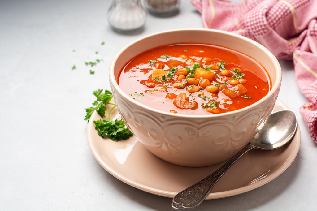 Griechische Fasolada: Rezept für Tomatensuppe mit weißen Bohnen