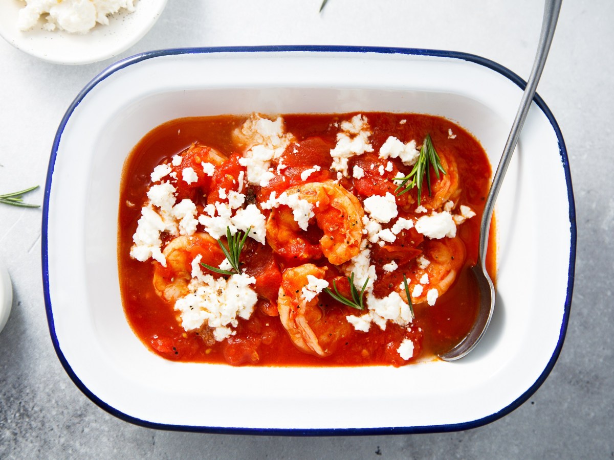 Garnelen in TomatensoÃŸe mit Feta in einer Schale.