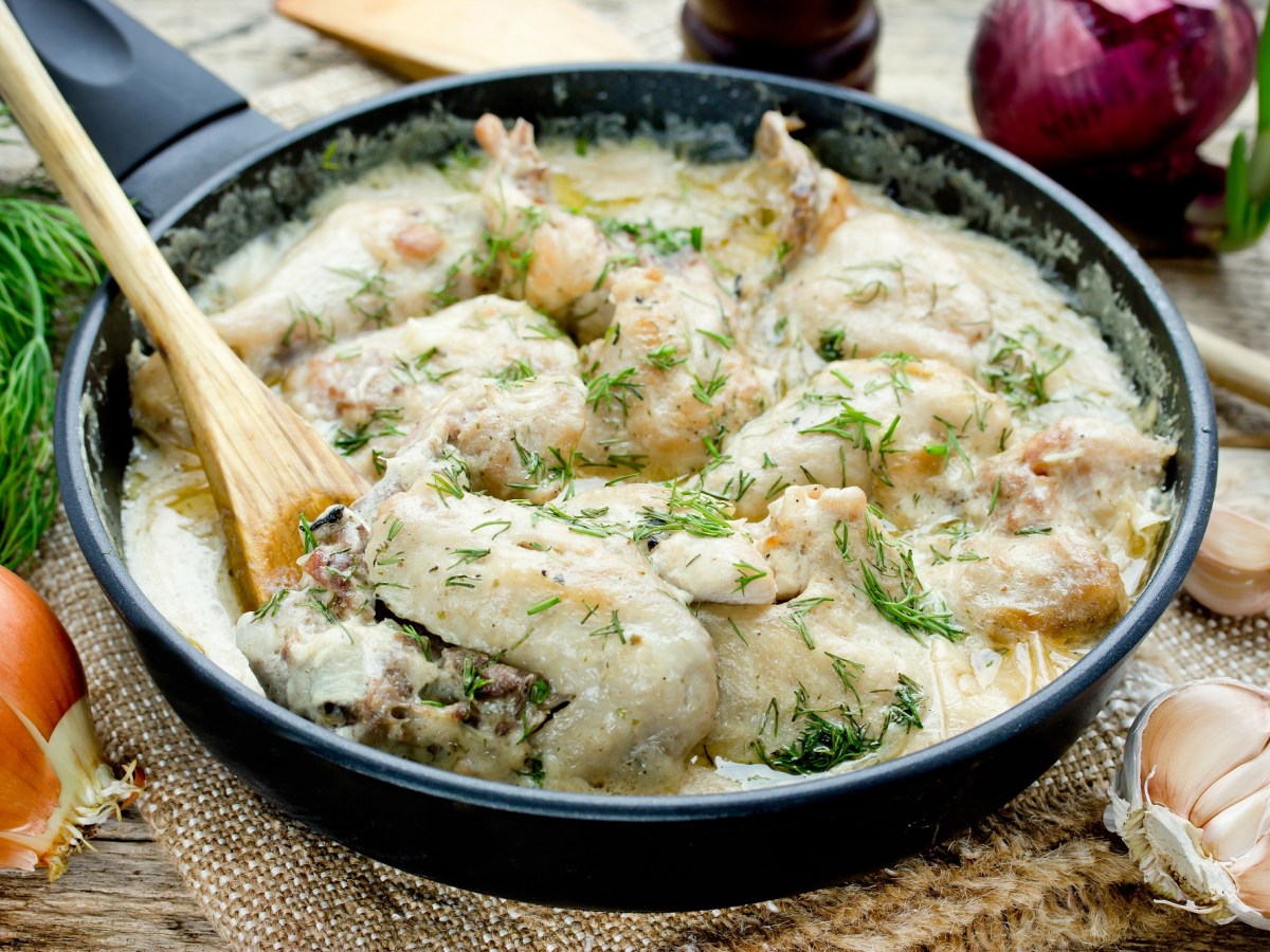 Eine Hähnchenpfanne mit Sour Cream auf einem Tisch.