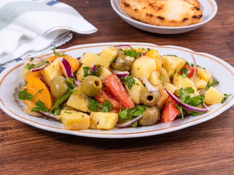 Italienischer Kartoffelsalat auf einem Teller.