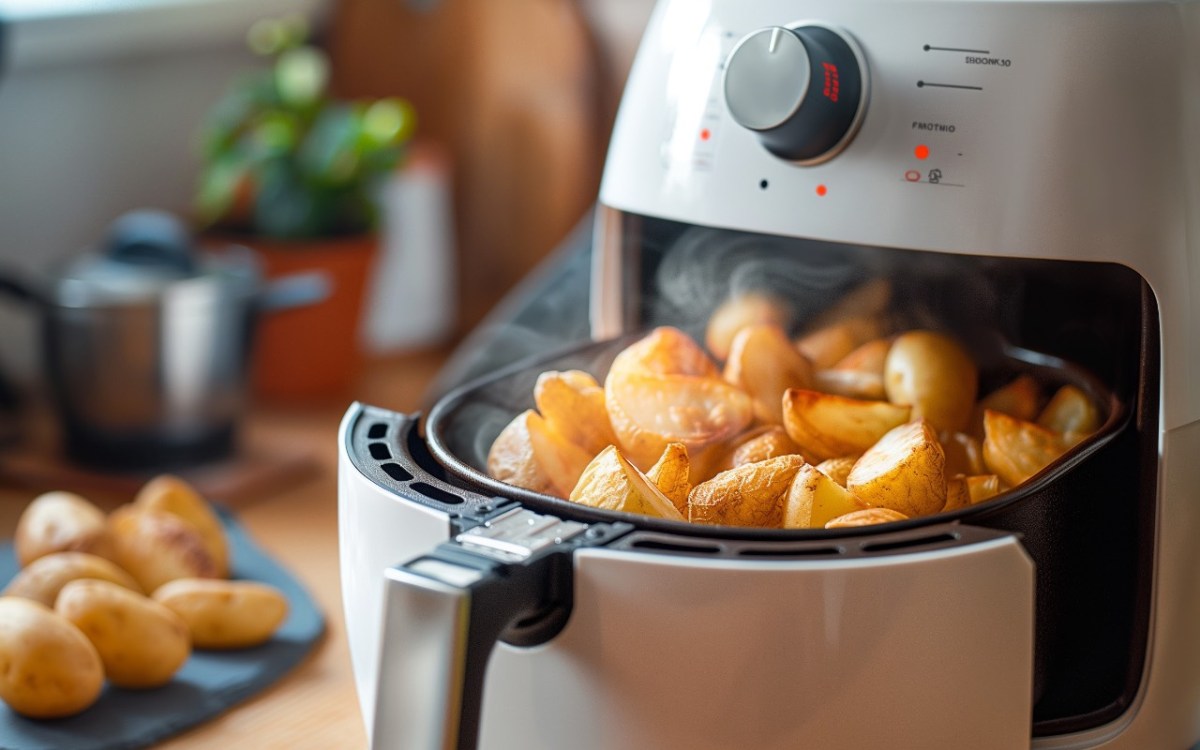 Kartoffeln in einer Heißluftfritteuse.