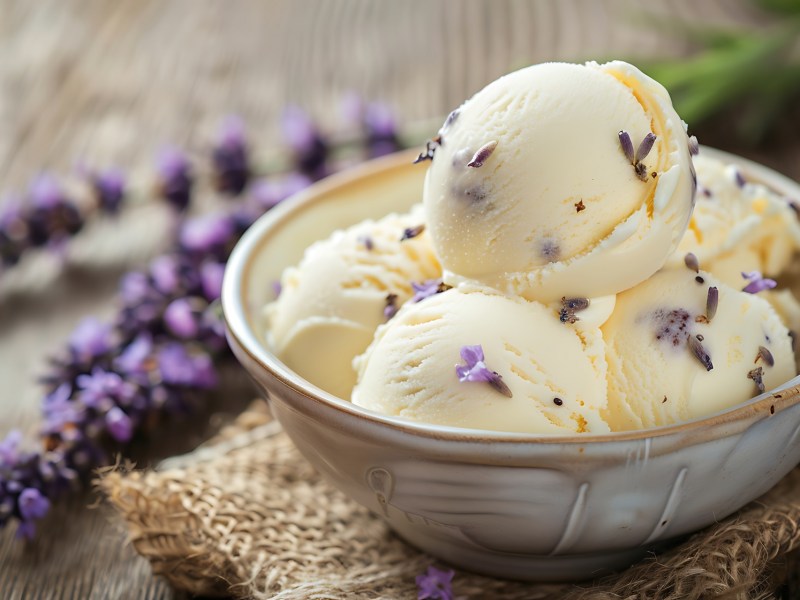 Schale mit Lavendeleis