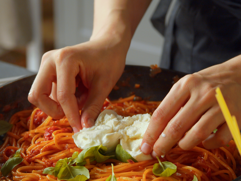 Pfanne mit One-Pot-Spaghetti mit Burrata