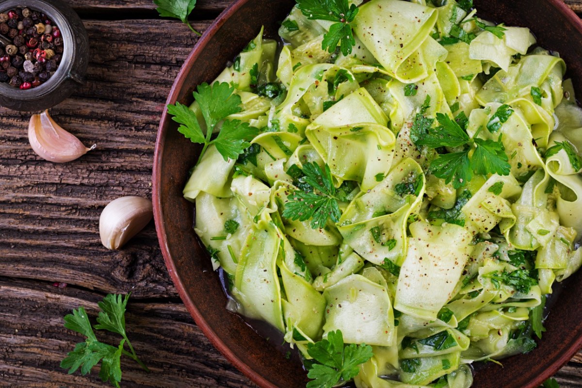 Eine Schüssel mit mariniertem Zucchini-Salat in der Draufsicht.