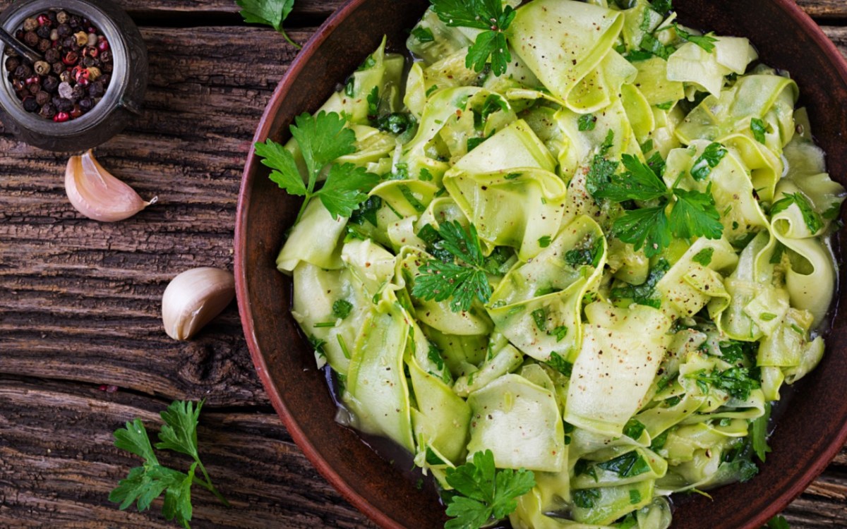 Eine Schüssel mit mariniertem Zucchini-Salat in der Draufsicht.