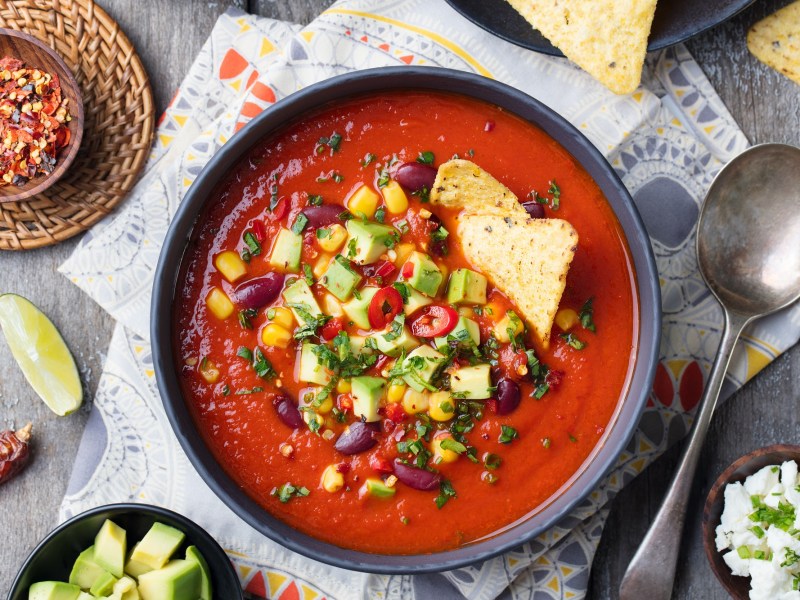 Schale mit mexikanischer Tomatensuppe