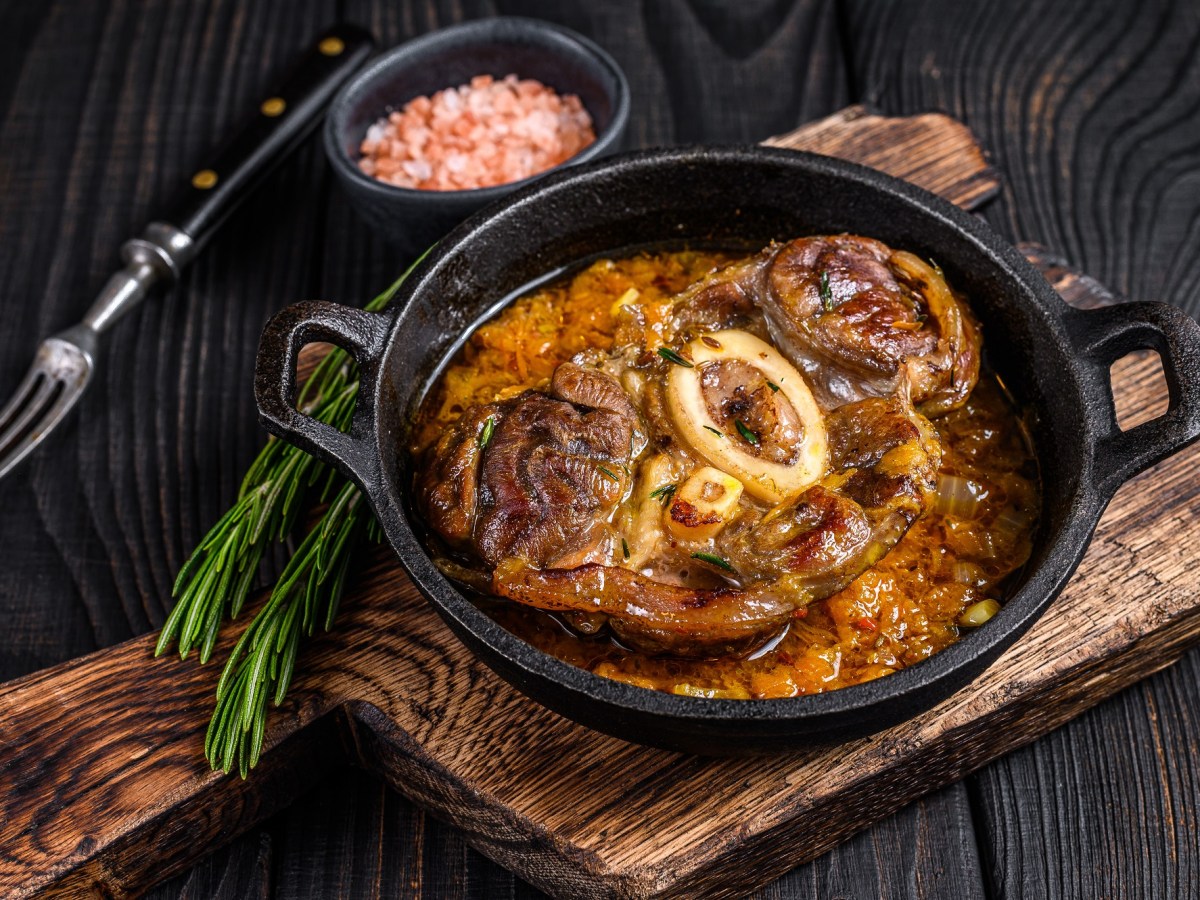 Ossobuco in einem Bräter.