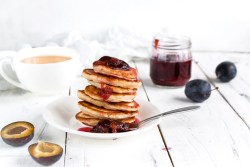 Ein Teller mit einem Stapel Pancakes mit Haferflocken