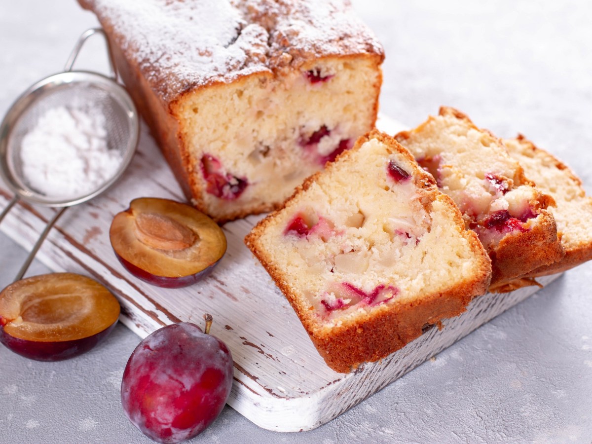 Ein Pflaumen-Ricotta-Kuchen, in Scheiben geschnitten.