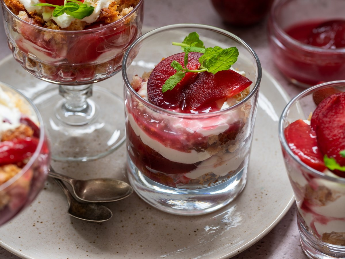 Mehrere Pflaumen-Trifle auf einem Tisch