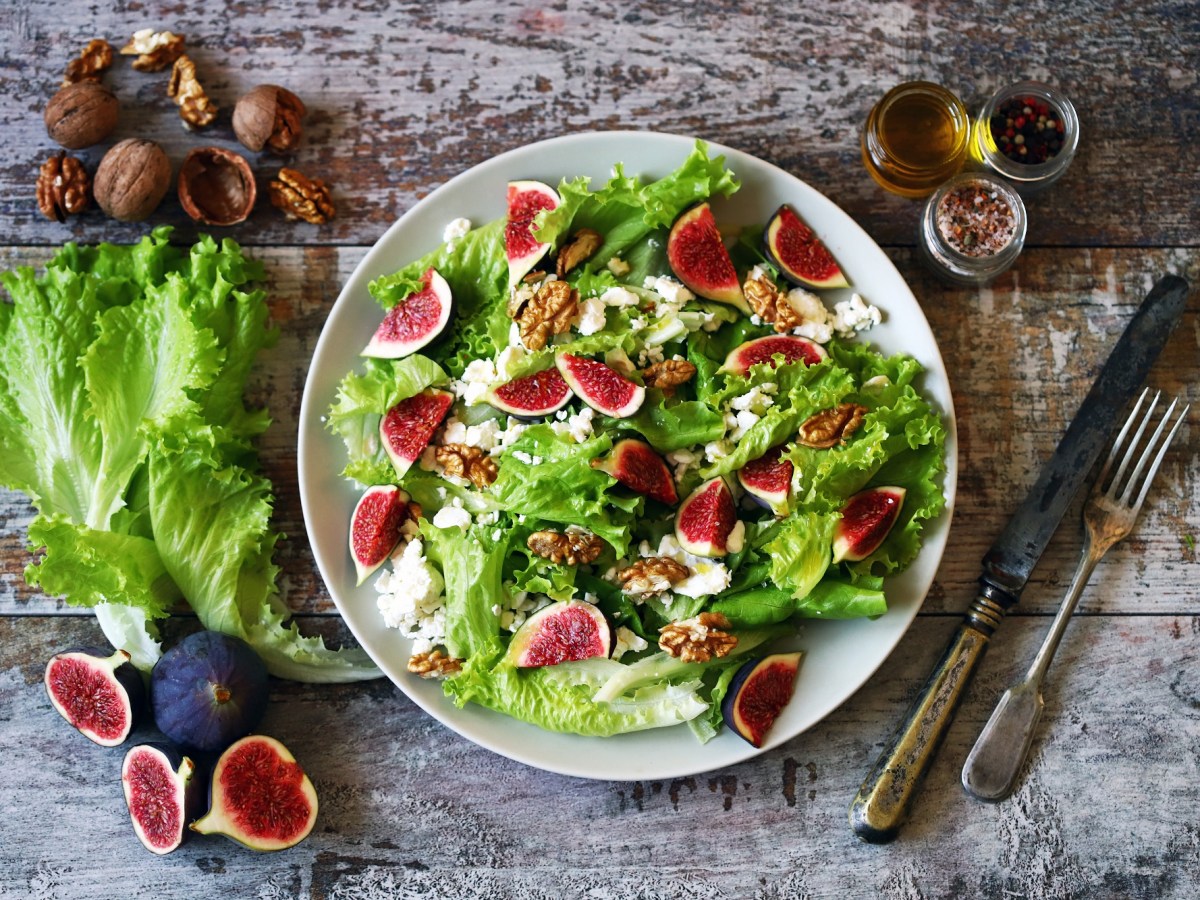 Ein Teller Salat mit Feigen und Feta.