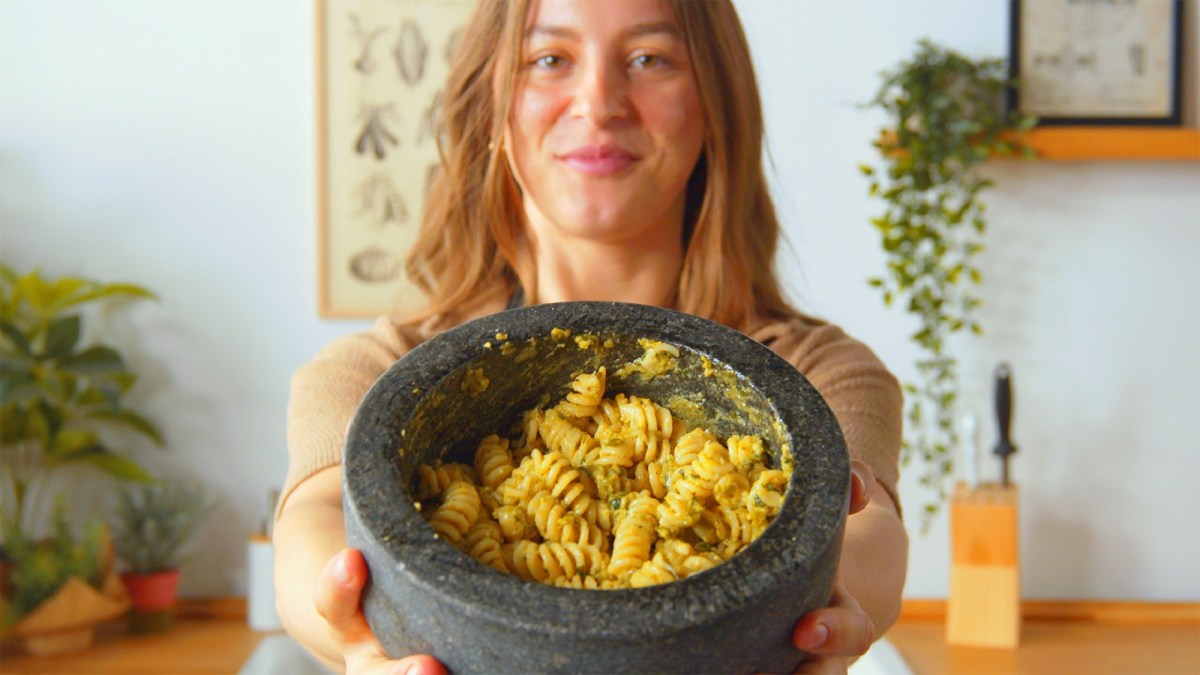 Spirelli mit Basilikumpesto in einem großen Mörser.