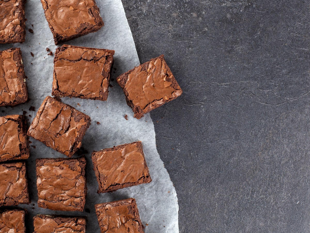 Süßkartoffel-Brownies auf einem Backpapier.