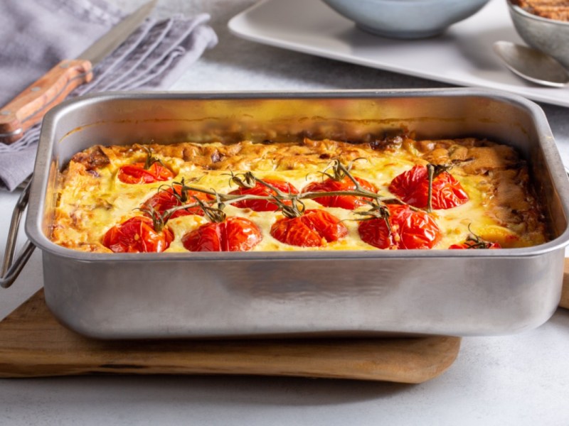 Ein Tomaten-Clafoutis in einer Auflaufform aus Efelstahl.