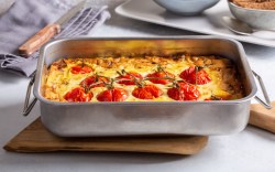 Ein Tomaten-Clafoutis in einer Auflaufform aus Efelstahl.