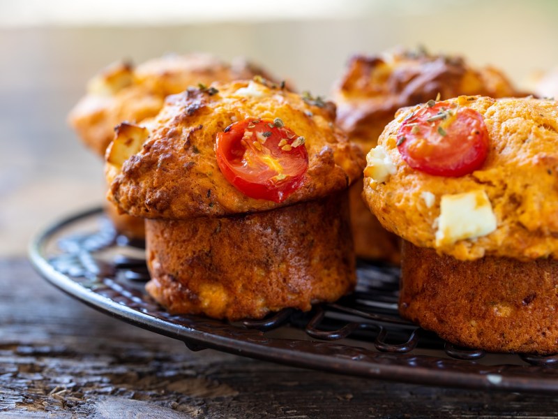 Drei Tomaten-Feta-Muffins auf einem Teller