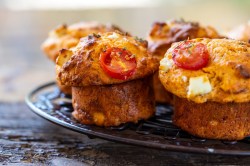 Drei Tomaten-Feta-Muffins auf einem Teller