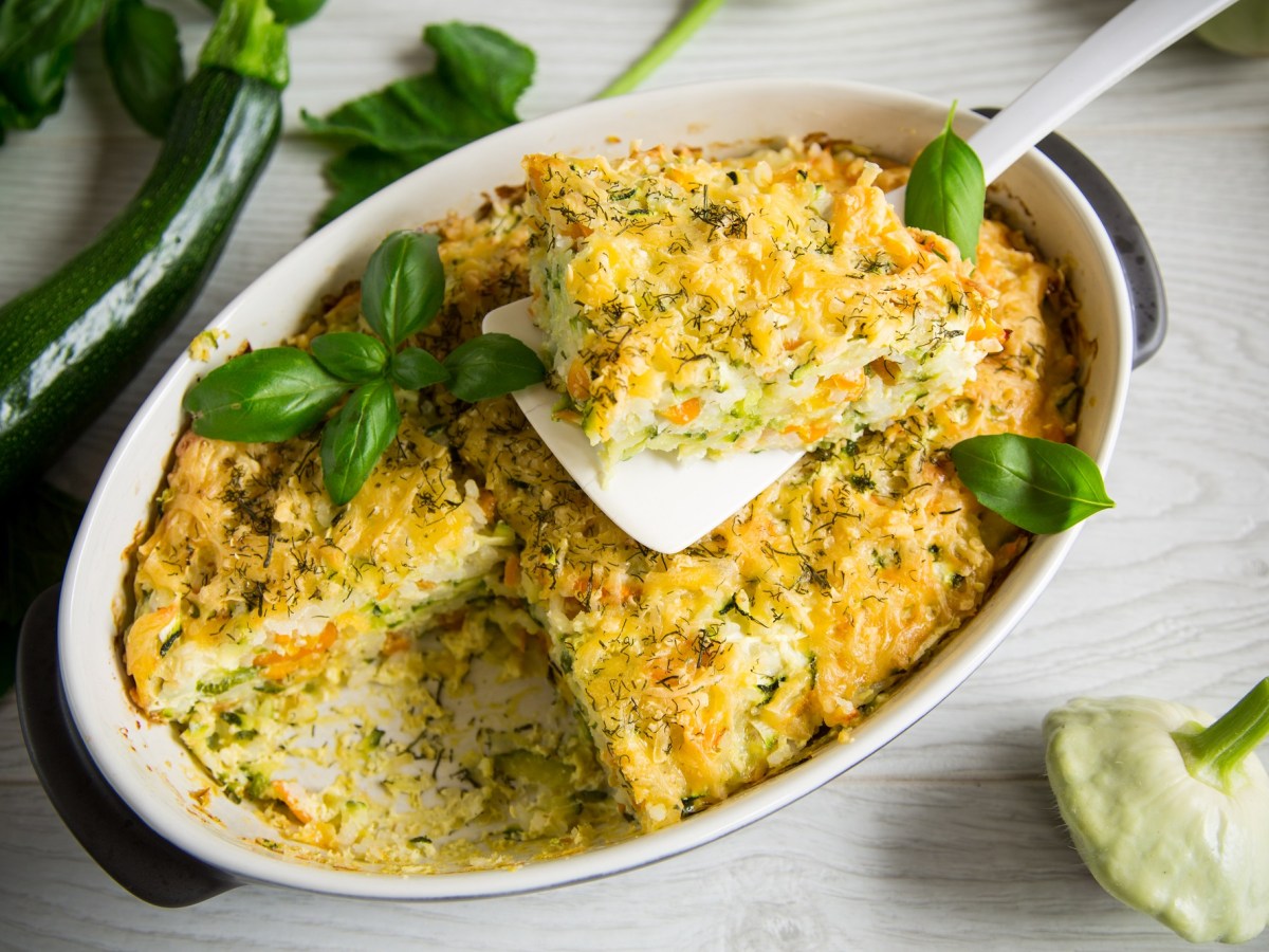 Auflaufform mit Zucchini-Pie ohne Boden