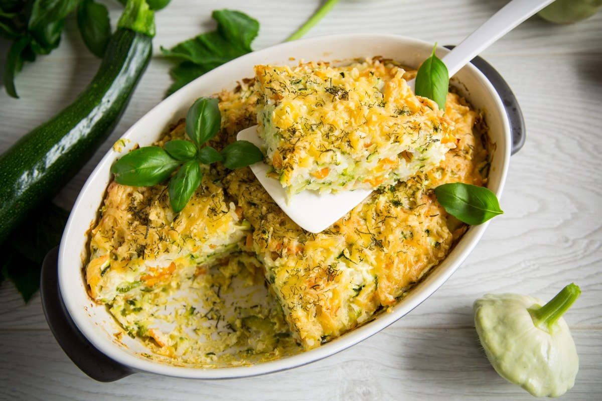 Auflaufform mit Zucchini-Pie ohne Boden