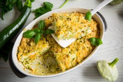 Auflaufform mit Zucchini-Pie ohne Boden