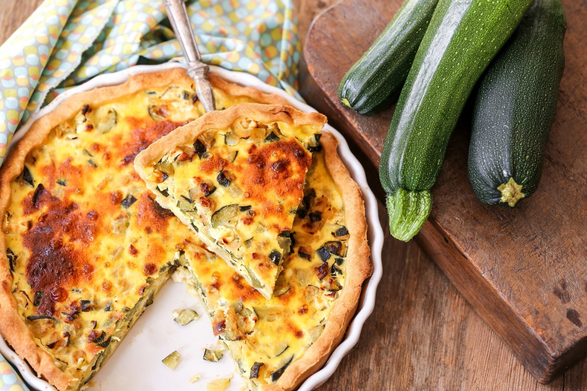 Eine Zucchini-Quiche auf einem Tisch.