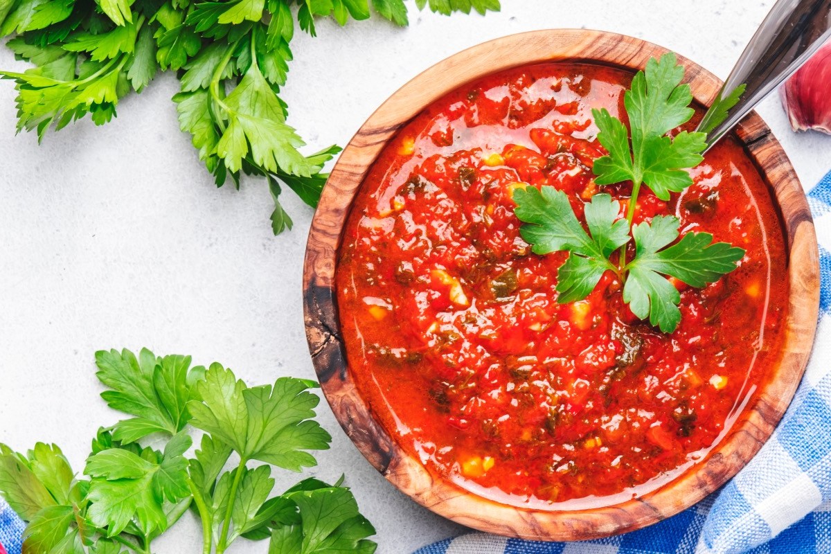 Eine Schale mit frischer Zucchini-Tomaten-Salsa in der Draufsicht.