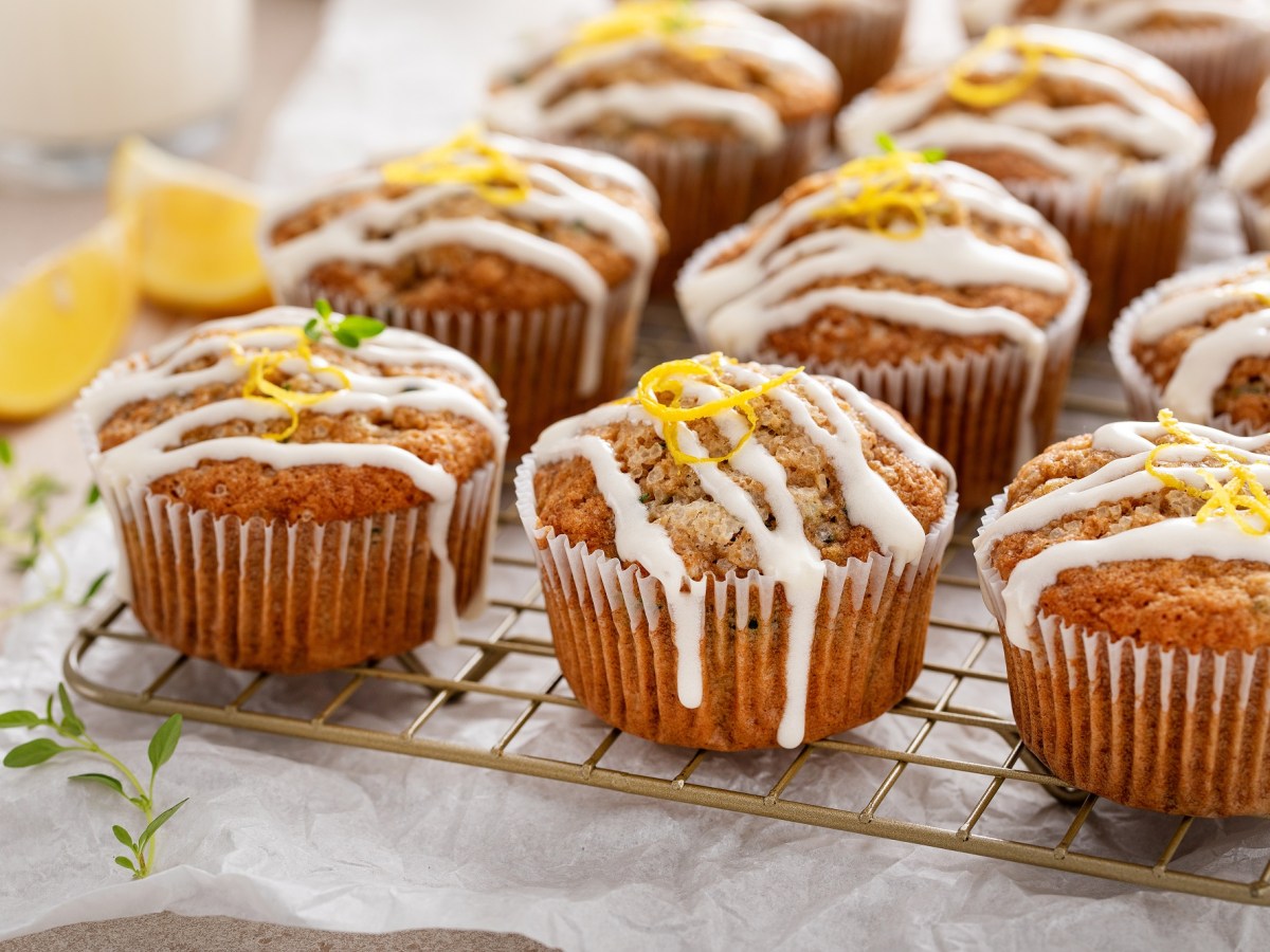 Zucchini-Zitronen-Muffins auf einem Kuchengitter.