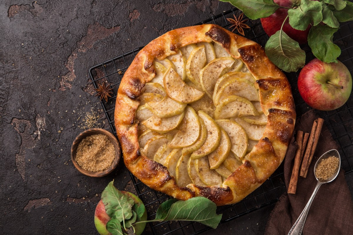 Apfel-Galette auf dunklem Untergrund.