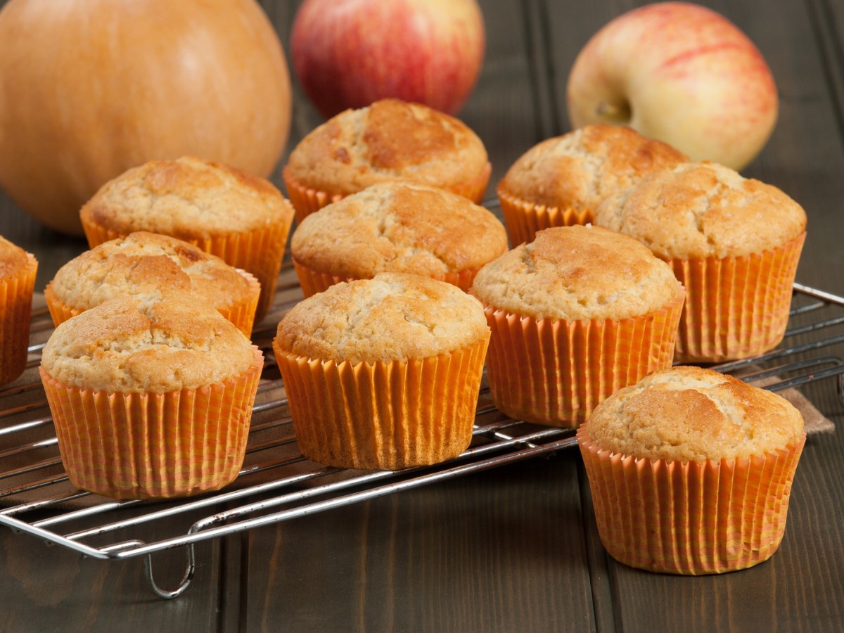 Apfel-Kürbis-Muffins auf einem Kuchengitter.