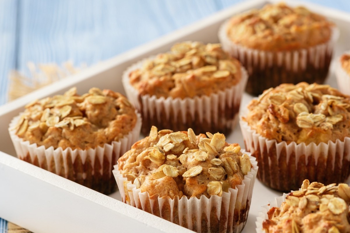 Mehrere Apfel-Möhren-Muffins auf einem Tablett.