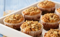 Mehrere Apfel-Möhren-Muffins auf einem Tablett.