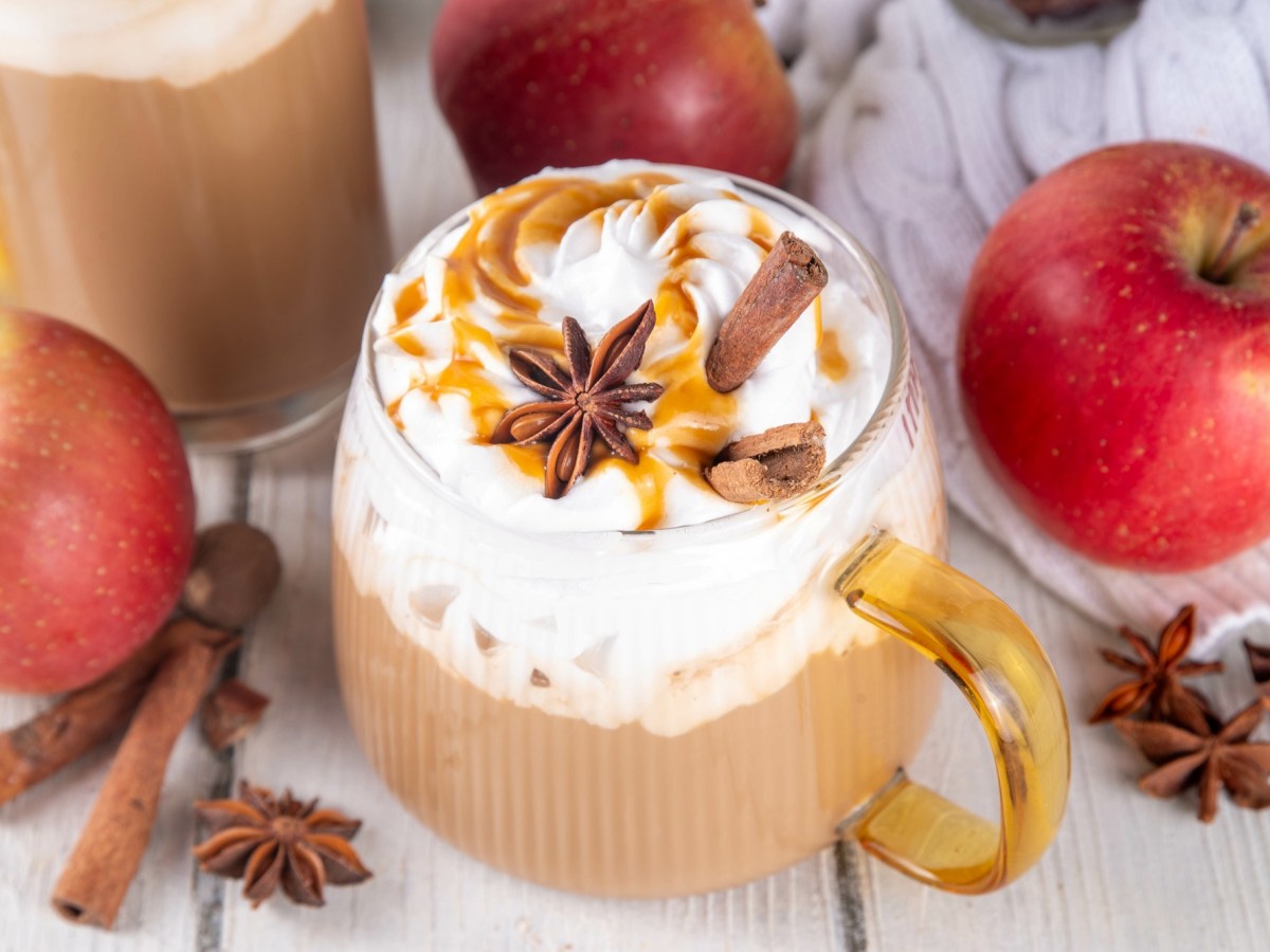 Ein Glas Apple Pie Latte.