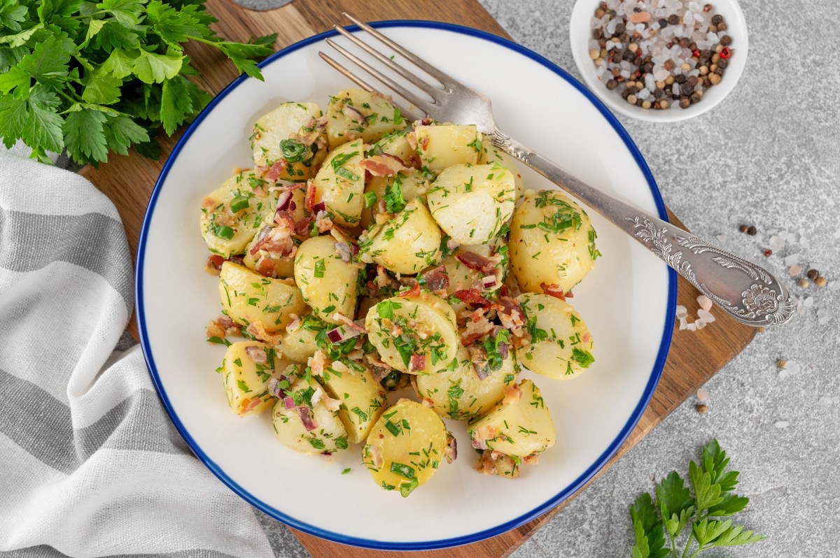 Schale mit bayerischem Kartoffelsalat