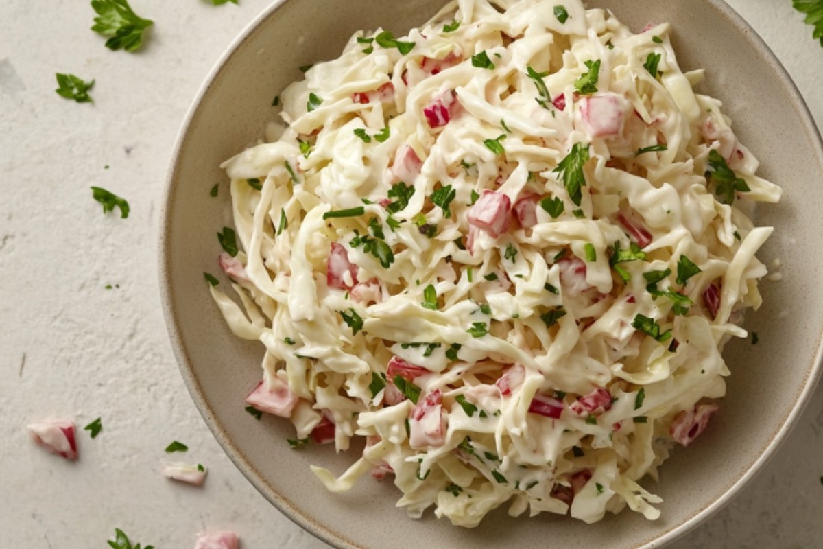 Eine Schale mit bayerischem Krautsalat mit Speck.