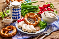 Gedeckter Tisch mit einem bayerischen Weißwurstfrühstück