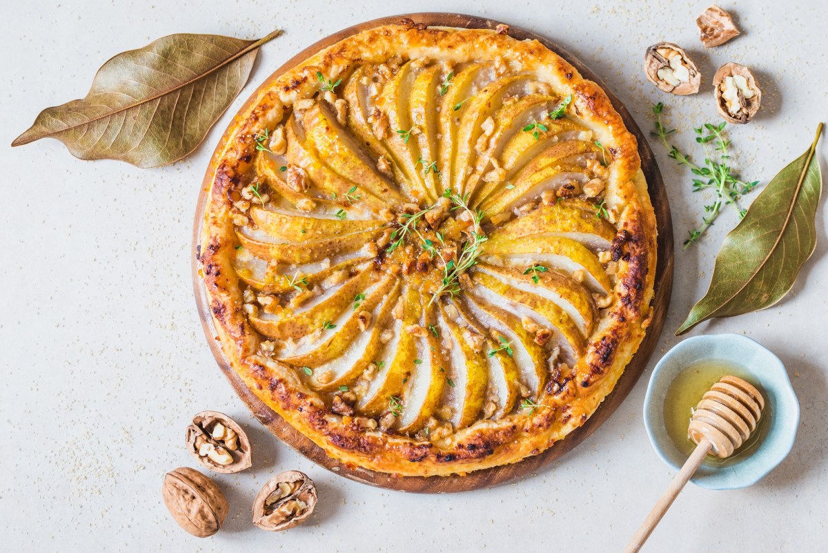 Birnen-Walnuss-Tarte auf einem Tisch