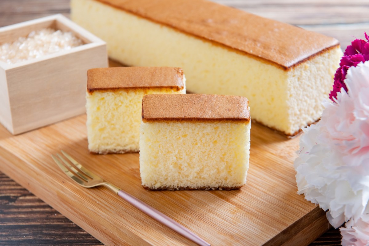 Castella-Kuchen auf einem Holzbrett.