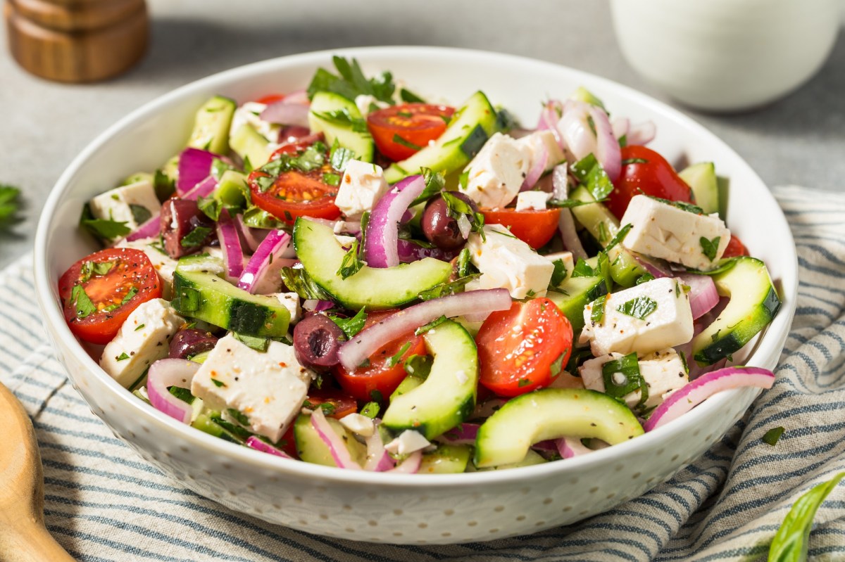 Choriatiki - griechischer Bauernsalat in einer Schüssel.