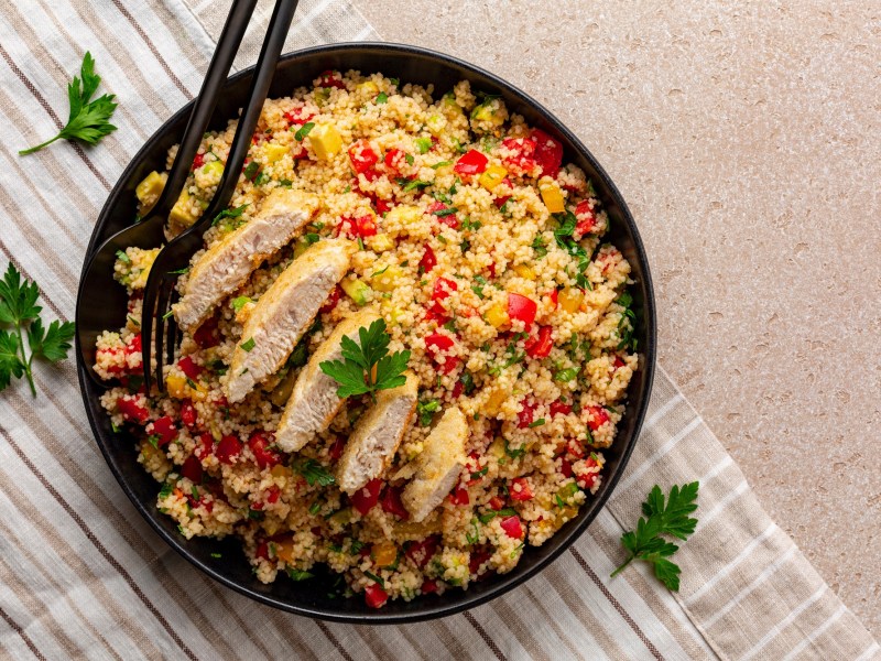 Couscous-Salat mit Hähnchen in einer Schüssel.