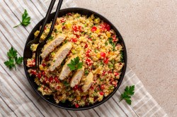 Couscous-Salat mit Hähnchen in einer Schüssel.