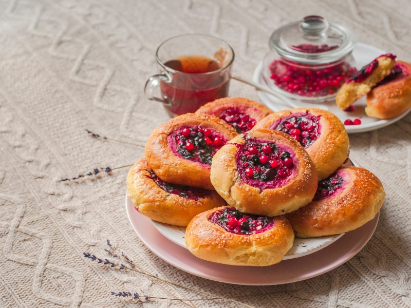 Cranberry-Hefebrötchen auf einem Teller.