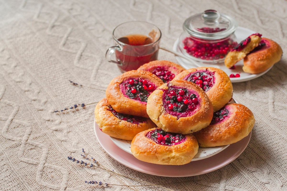 Cranberry-Hefebrötchen auf einem Teller.