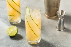 Zwei Gläser English Garden Cocktail mit Apfel