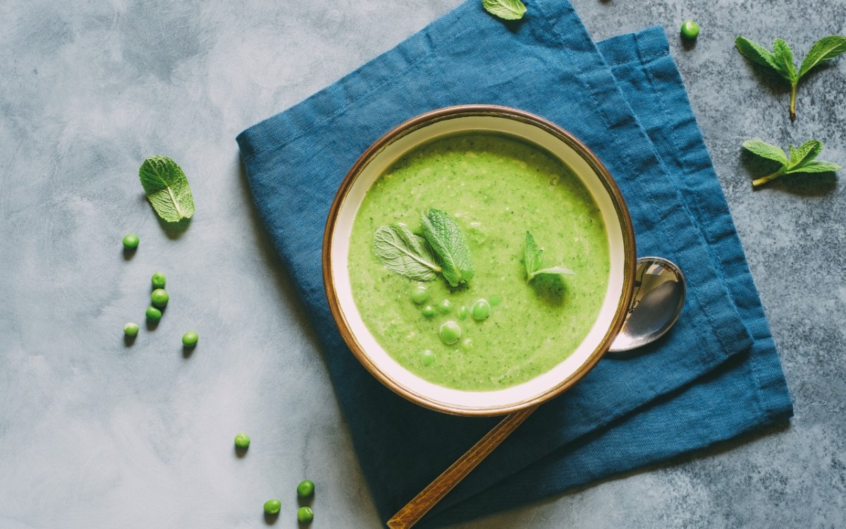 Eine Schüssel Erbsen-Curry-Suppe in der Draufsicht.