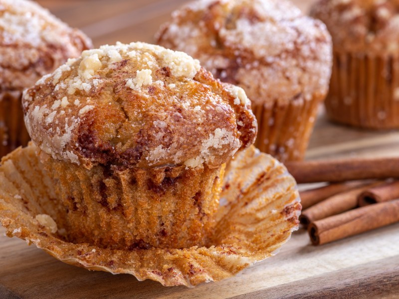 mehrere French-Toast-Muffins auf einem Tisch