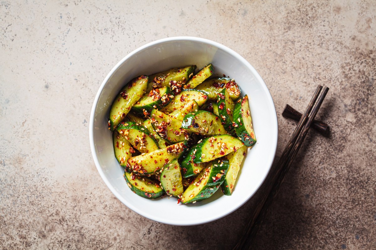 Gurkensalat Cucumber Guy: eine Schale Gurkensalat mit Chili und Sesam.