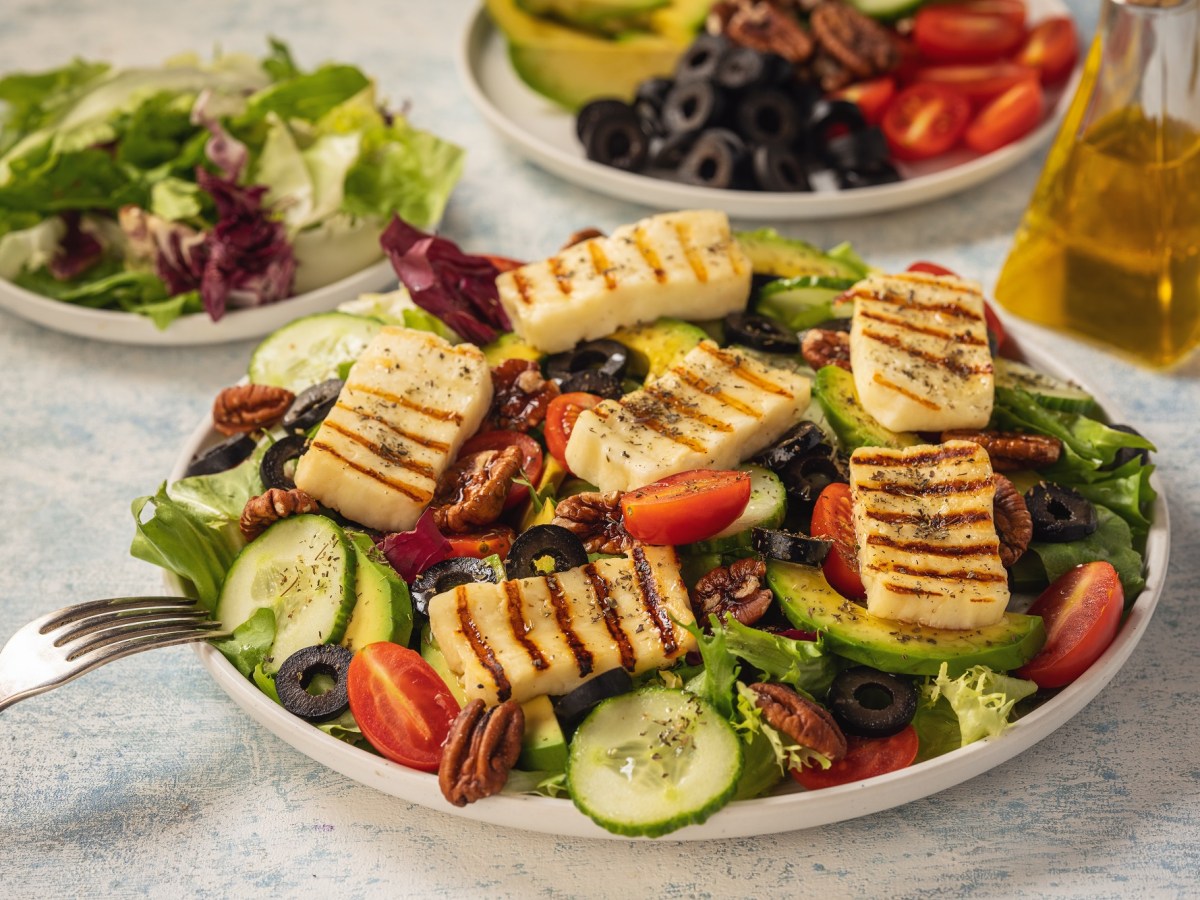 Halloumi-Salat auf einem Teller.