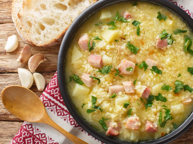 Eine Hirsesuppe mit Speck in einer Schüssel.