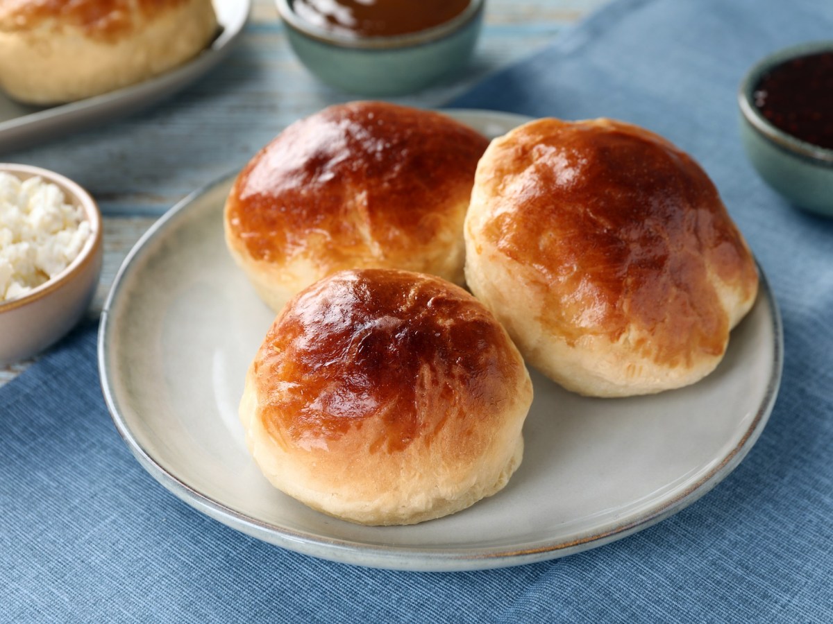 Ein paar Hüttenkäse-Brötchen auf einem Teller.